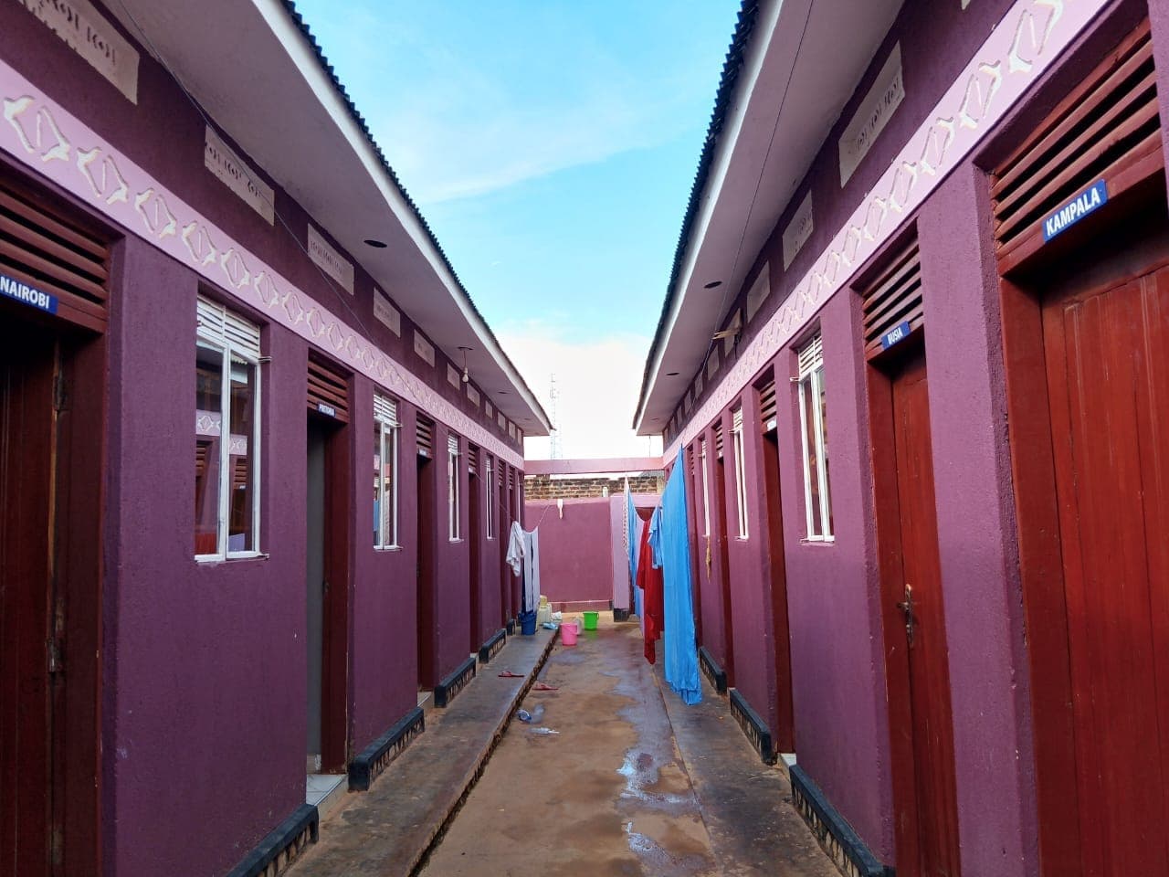 Tidy courtyard walkway between the guest rooms under a blue sky